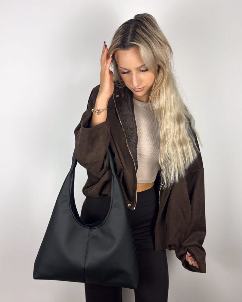 Stylizacje z torebką hobo – jak nosić najmodniejszy fason sezonu? 4 Torebka-hobo-Black-Laveni-prezentowana-w-eleganckiej-stylizacji