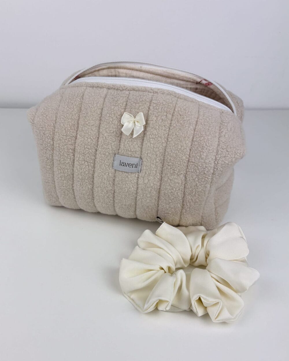 Kosmetyczka handmade – stylowy organizer, który odmieni Twoje codzienne rytuały 3 bezowa kosmetyczka scrunchie beige