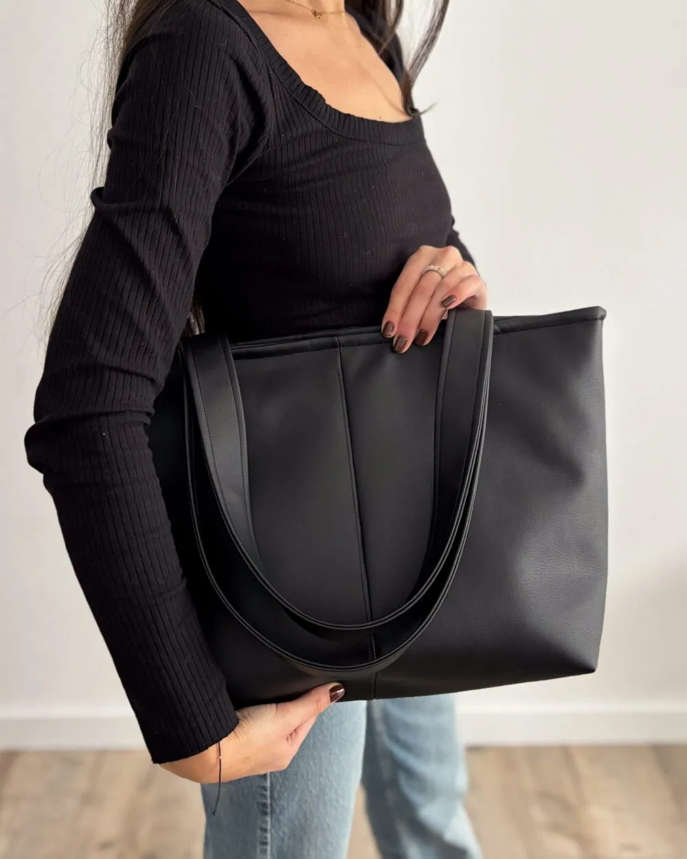 Torebka Shopper AURA Black 4 Modelka z torebka shopper z ekoskóry