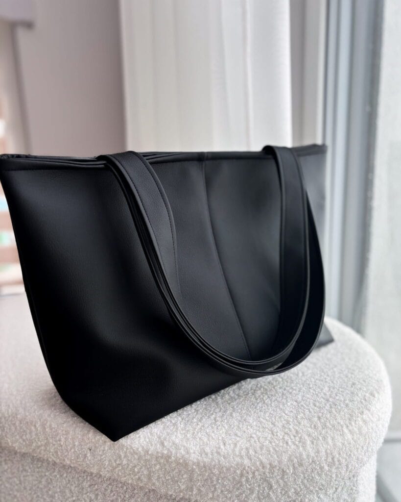 Co mieści pojemna torebka shopper? Sprawdzamy model Laveni Black & Chocolate 2 czarna torebka shopperka na co dzien