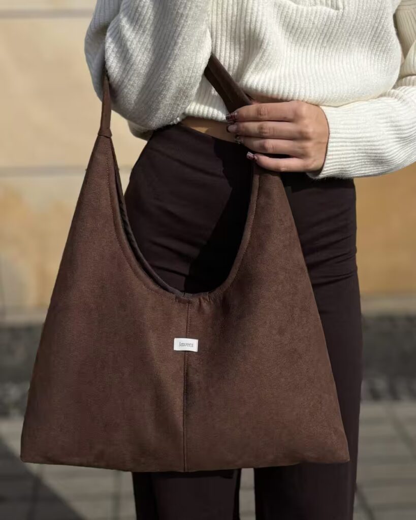 Torebki handmade – Twój kompletny przewodnik po fasonach hobo i shopper 4 damska torebka hobo zamszowa ciemny brąz