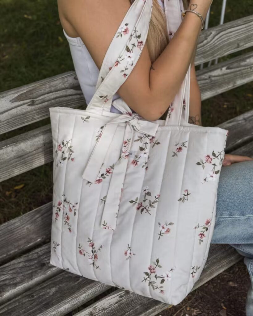 Torebki handmade – Twój kompletny przewodnik po fasonach hobo i shopper 7 Torba w kwiaty handmade