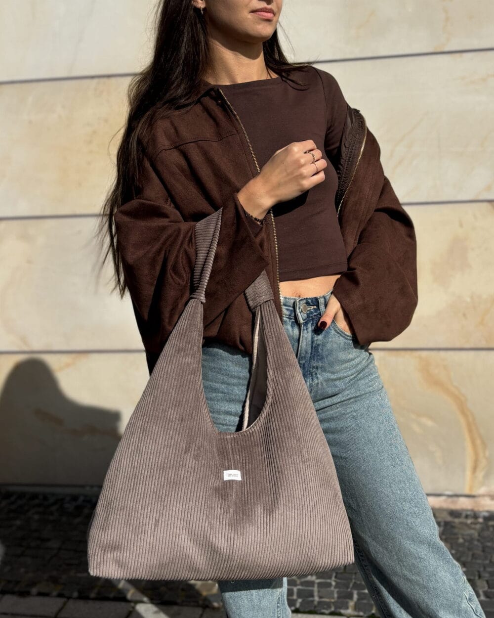 Stylizacje z torebką hobo – jak nosić najmodniejszy fason sezonu? 5 Torebka hobo sztruksowa Laveni kolor ecru stylizacja casual