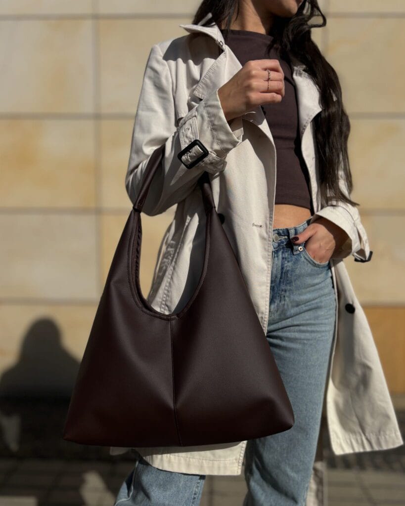 Stylizacje z torebką hobo – jak nosić najmodniejszy fason sezonu? 3 torebka hobo w kolorze czekolady