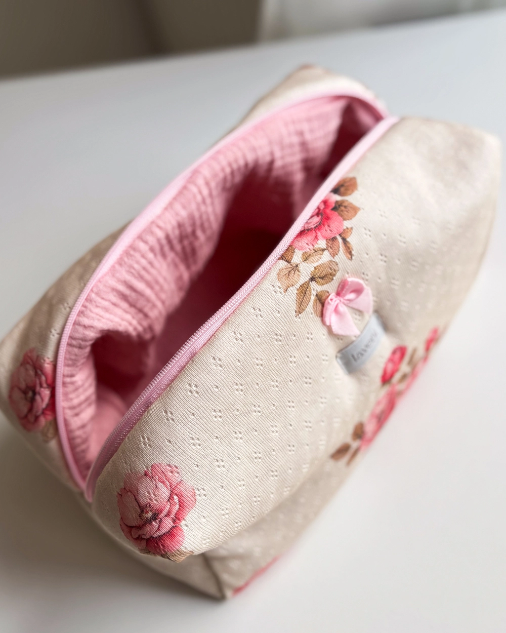 Limitowana Kosmetyczka Soft Flowers 3 wnetrze z muślinu w kosmetyczce
