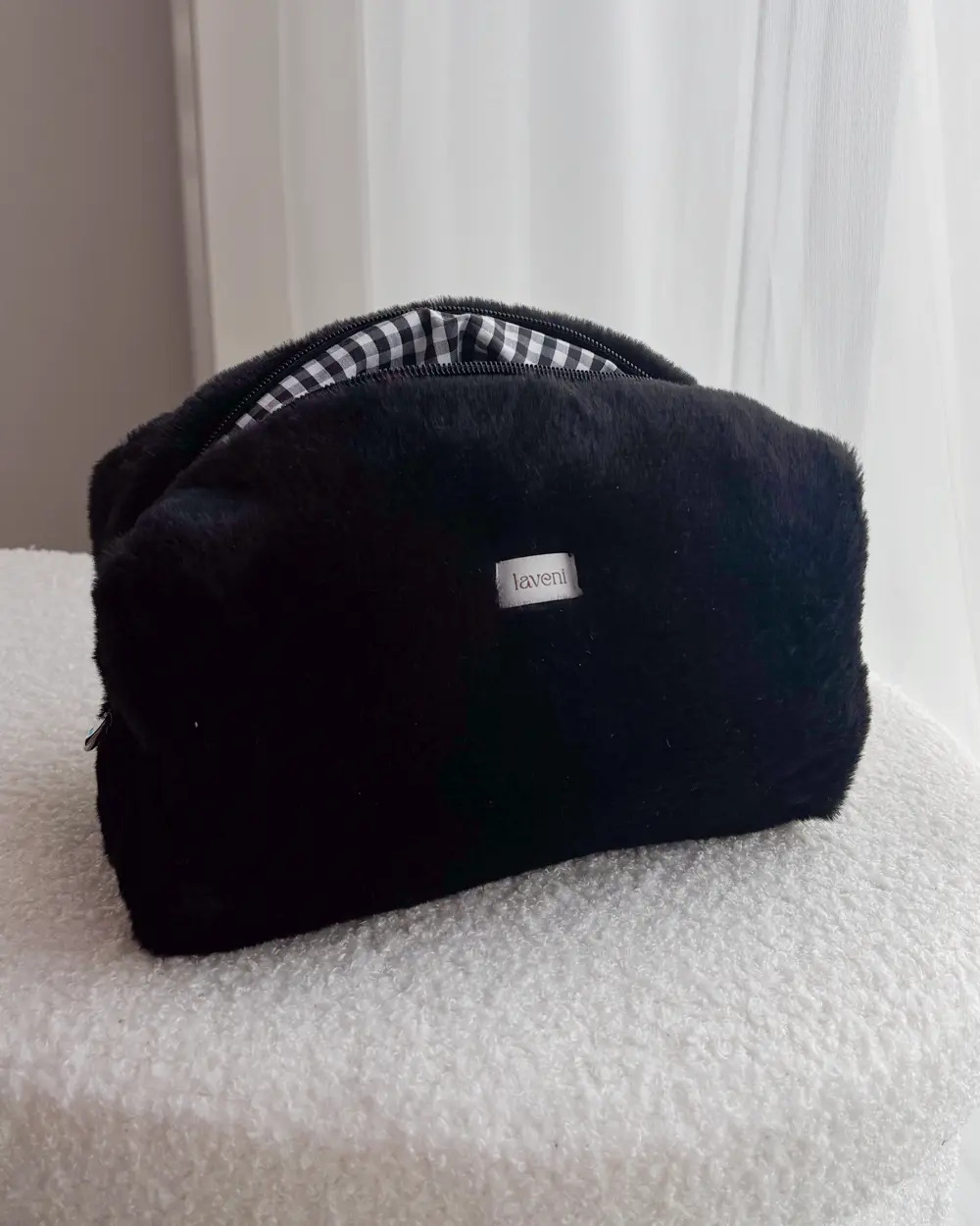 Kosmetyczka Fluffy Black 1 czarna kosmetyczka pluszowa