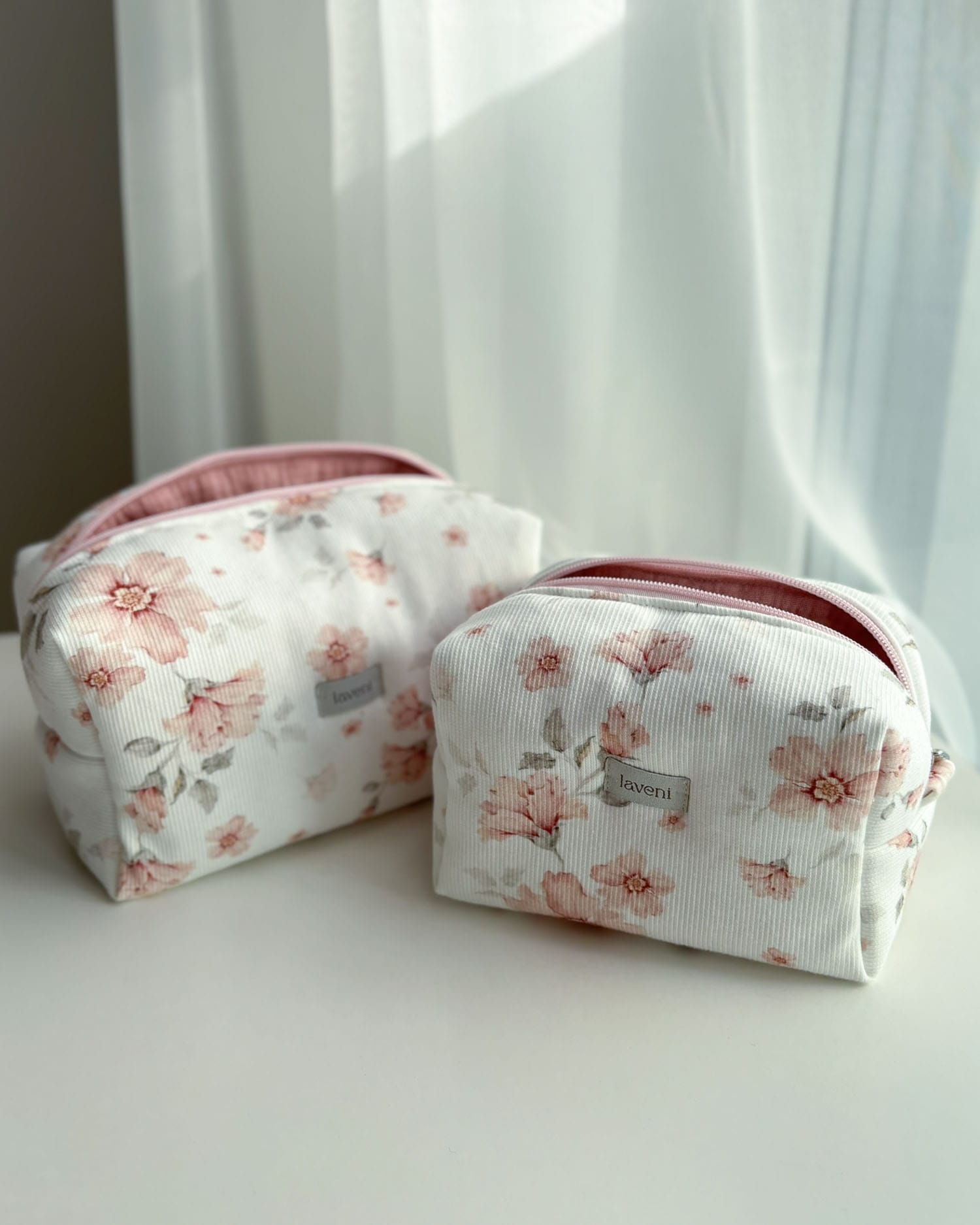 Limitowany Zestaw Kosmetyczek Blush Peony 2 dwie kosmetyczki damskie prążkowane