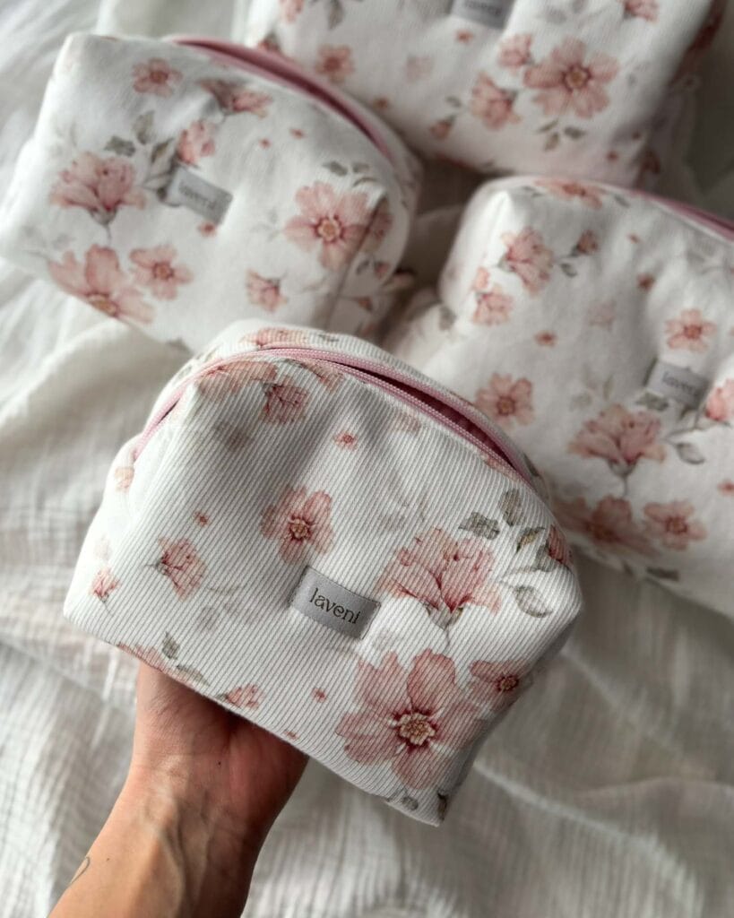 Magia unikatowości: Dlaczego unikalna kosmetyczka handmade to inwestycja w Twój styl 3 kosmetyczki damskie podrozne