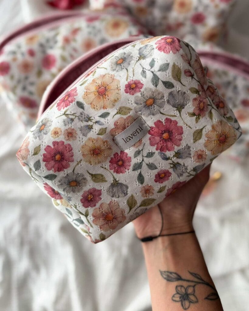 Magia unikatowości: Dlaczego unikalna kosmetyczka handmade to inwestycja w Twój styl 4 kosmetyczka handmade w kwiaty