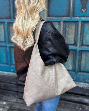 duza-torebka-hobo-bezowa-handmad Beżowa torebka hobo Taupe z aksamitnej ekoskóry premium Laveni.