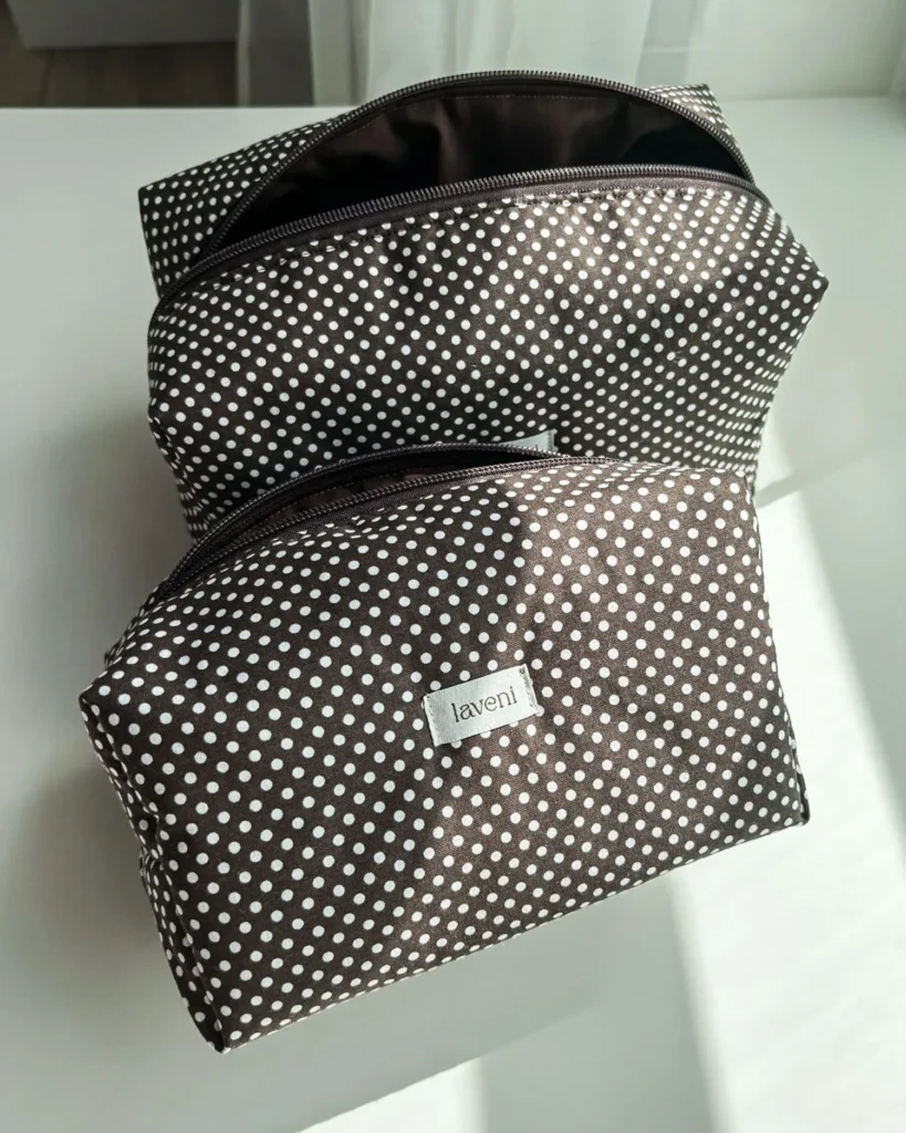 Kosmetyczki polka dots – trend, który musisz znać. Odkryj nowości od Laveni! 4 kosmetyczka w groszki