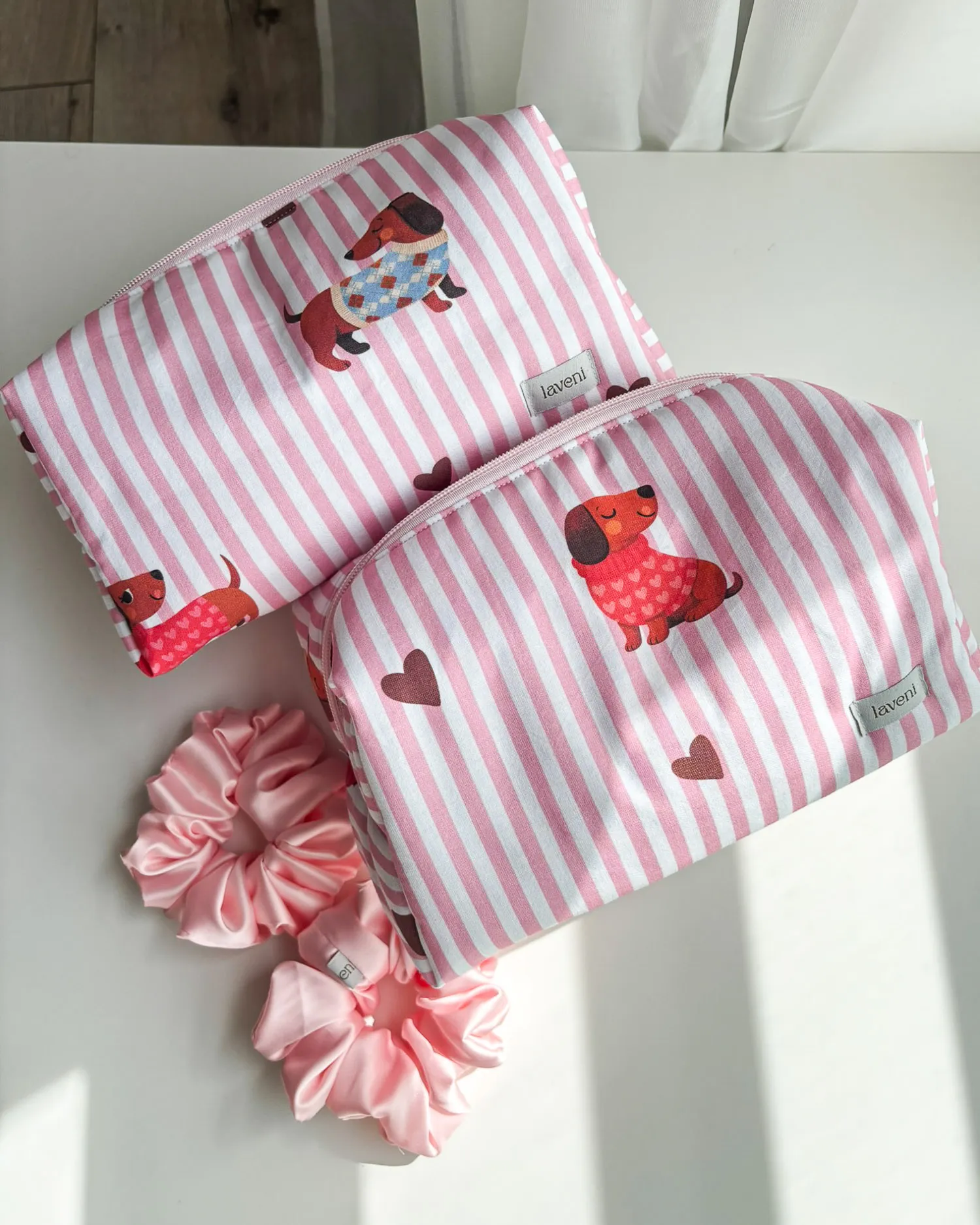 Kosmetyczka Doxie Love + Scrunchie Gratis 8 modna kosmetyczka dla dziewczyny