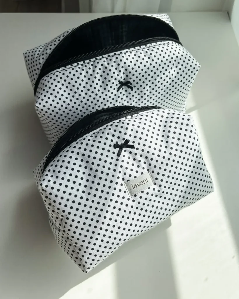 Kosmetyczki polka dots – trend, który musisz znać. Odkryj nowości od Laveni! 2 modne kosmetyczki bawełniane