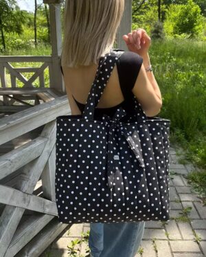 czarna torebka w grochy
