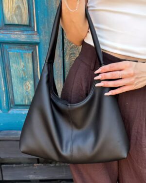 elegancka-mala-czarna-torebka-recznie-szyta Czarna torebka slouchy z wysokiej jakości ekoskóry jako idealne dopełnienie codziennej miejskiej stylizacji.
