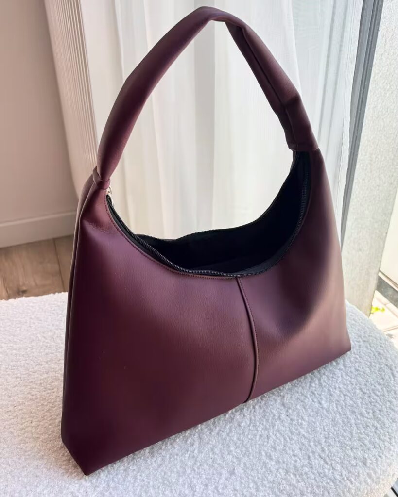 Torebka typu slouchy hobo – jak ją modnie stylizować? 1 miekka torebka hobo bordowa