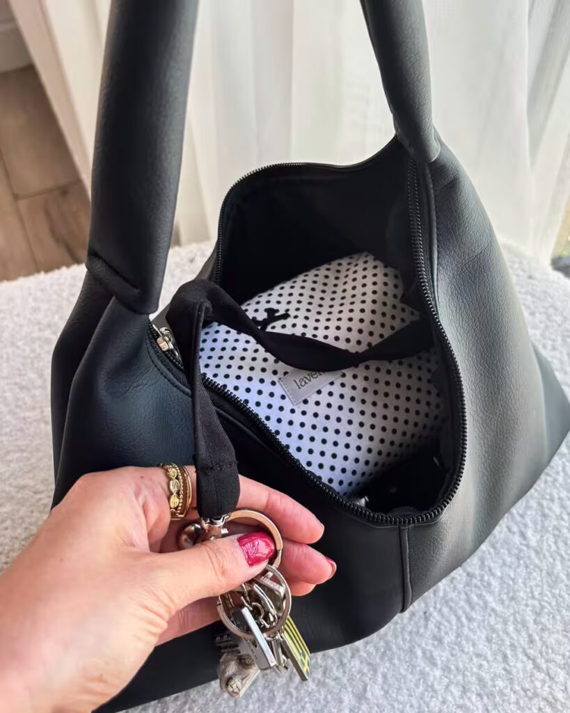 Torebka typu slouchy hobo – jak ją modnie stylizować? 8 mini portfelik w kropki 8518