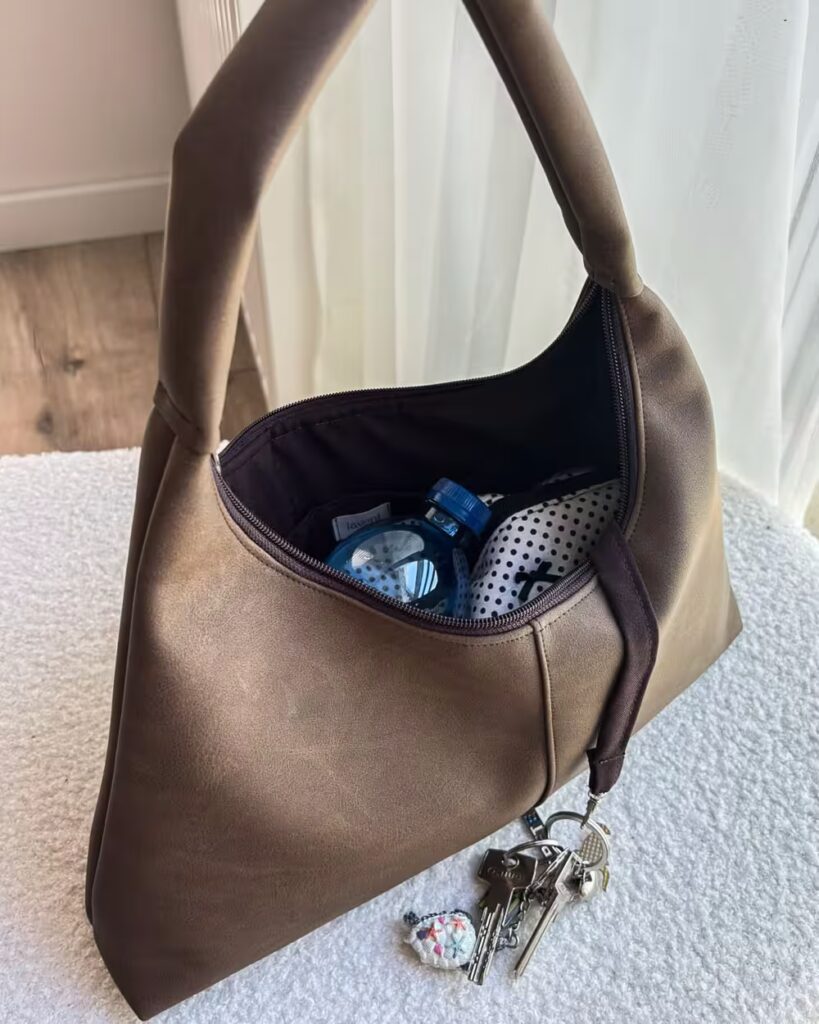 Torebka typu slouchy hobo – jak ją modnie stylizować? 9 mini portfelik w kropki 8519