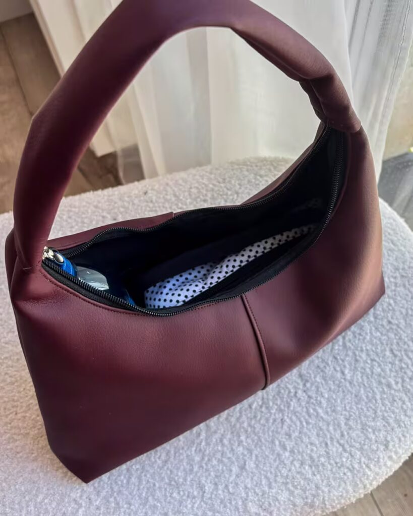 Torebka typu slouchy hobo – jak ją modnie stylizować? 7 wnetrze torebki bordowej