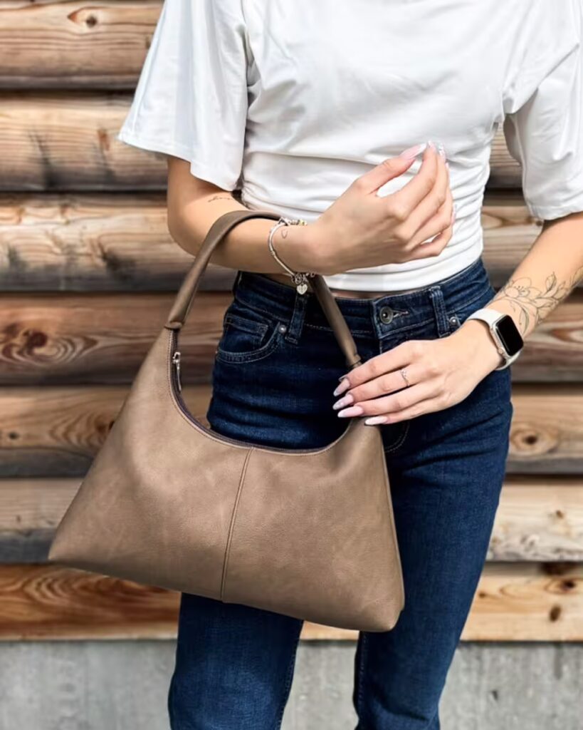 Torebka typu slouchy hobo – jak ją modnie stylizować? 2 torebka typu slouchy