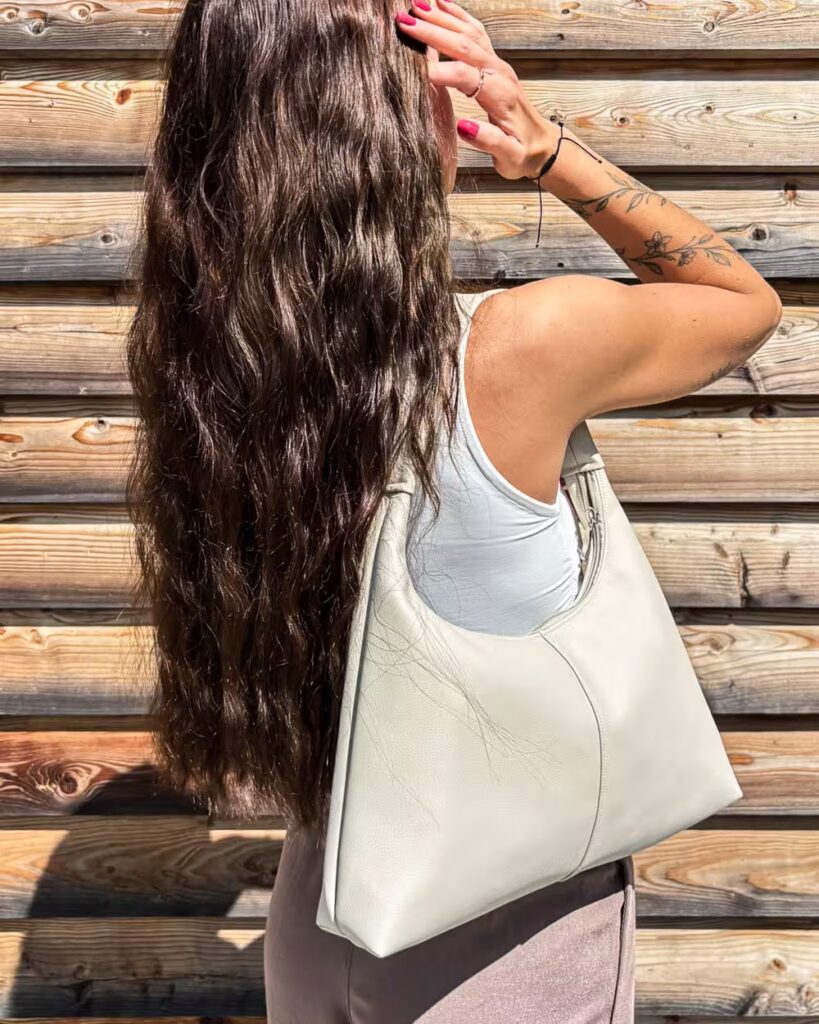 Torebka typu slouchy hobo – jak ją modnie stylizować? 6 kremowa torebka