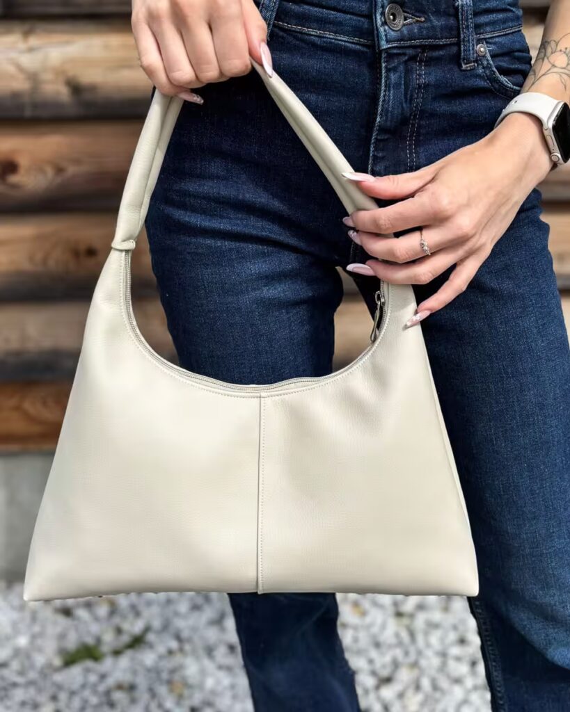 Torebka typu slouchy hobo – jak ją modnie stylizować? 3 kremowa torebka worek damska hobo laveni