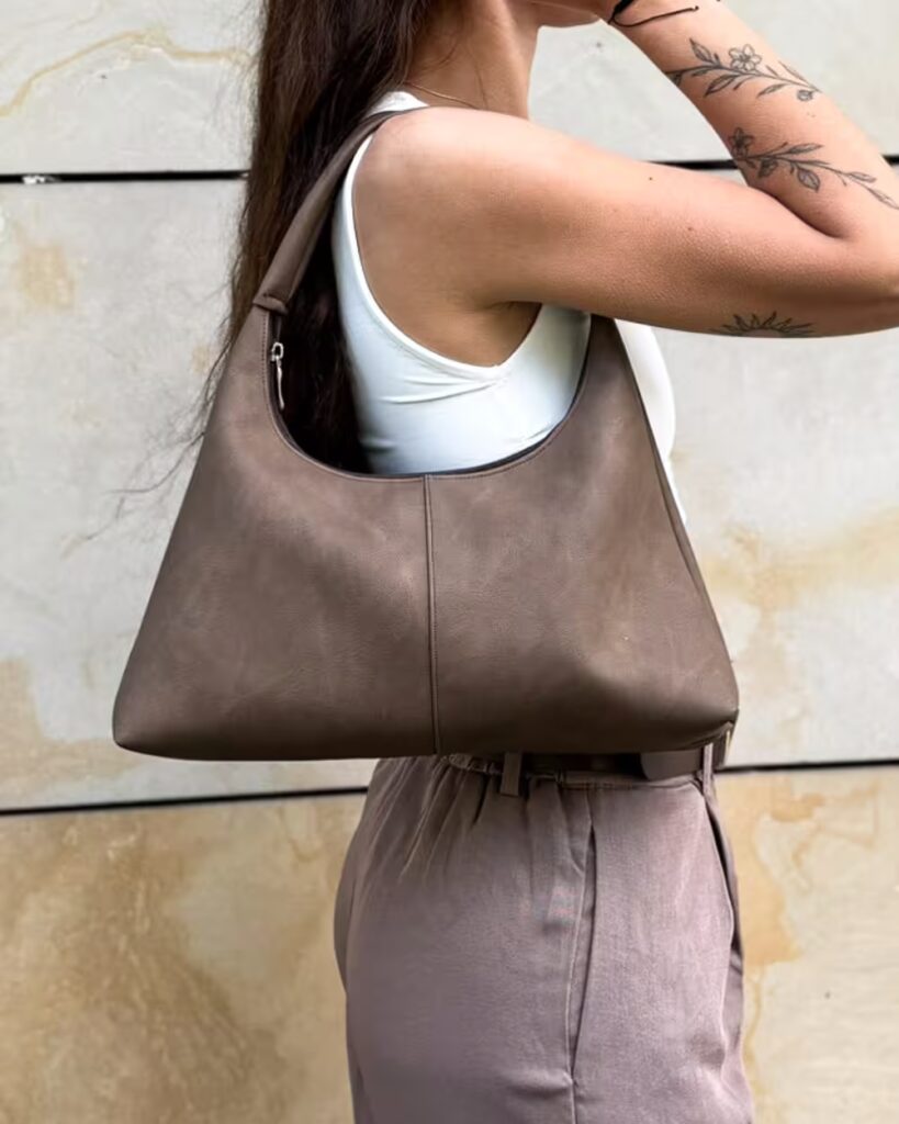 Torebka typu slouchy hobo – jak ją modnie stylizować? 5 jasnobrązowa torebka